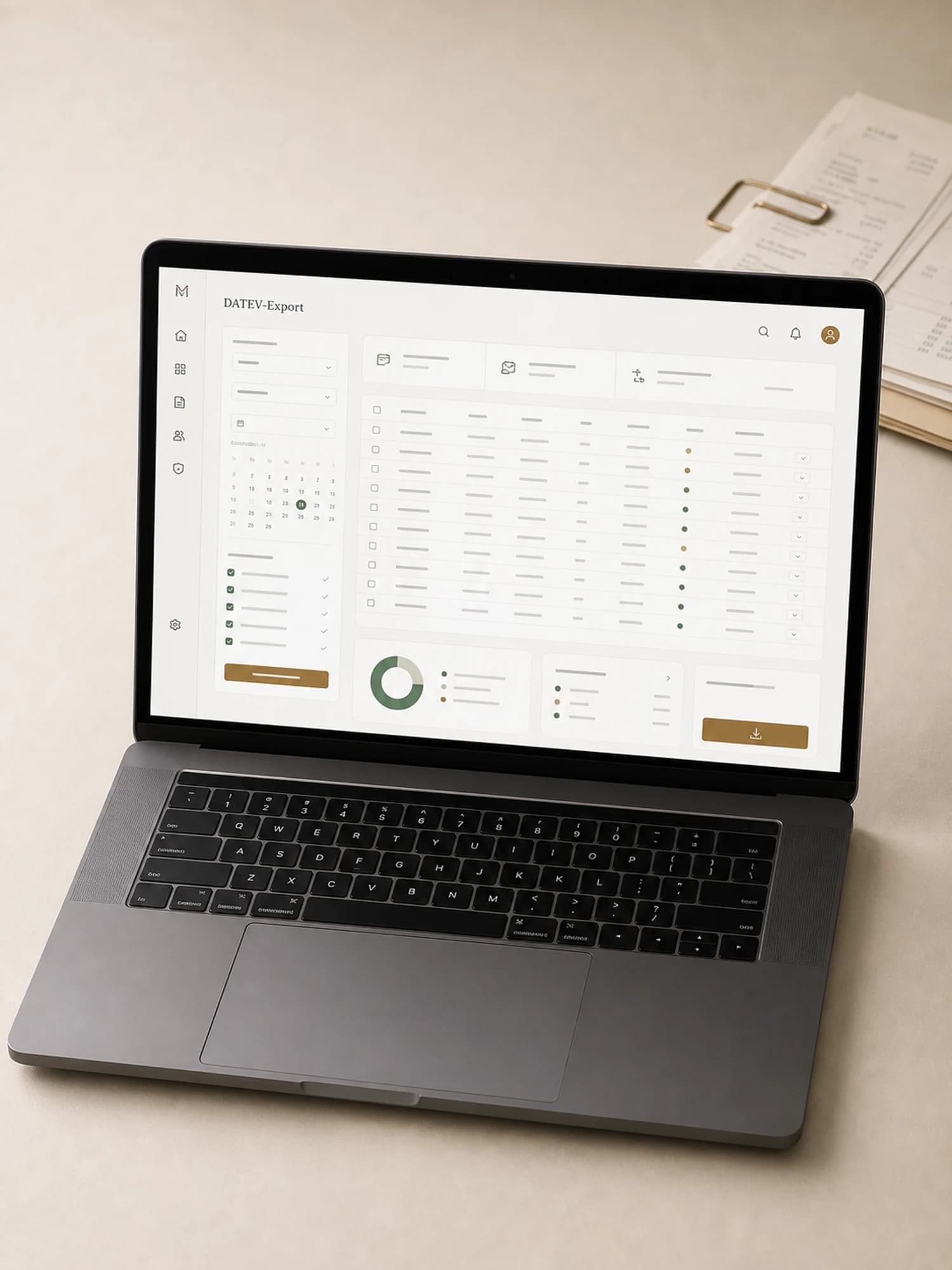 Aufgeklapptes MacBook auf cremefarbener Papieroberfläche zeigt die Immorium-DATEV-Export-Oberfläche mit einem Raster von Buchungssätzen, Datums-Filtern in der Seitenleiste und einer Download-Übersicht